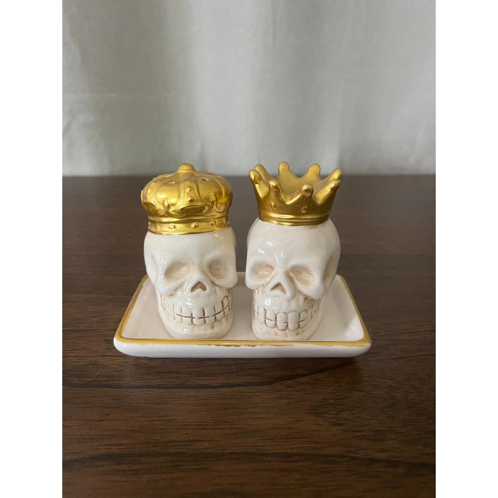 King and Queen Skull salt and pepper shakers with dish